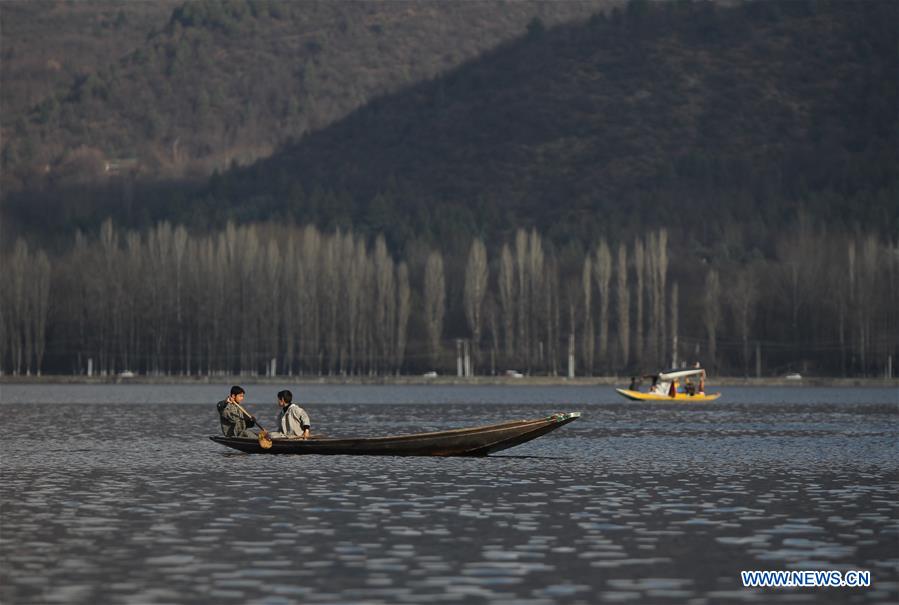 INDIAN-CONTROLLED KASHMIR-SRINAGAR-DAL LAKE-DAILY LIFE