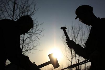 半年報中看冷暖:新經(jīng)濟(jì)景氣度走高 傳統(tǒng)產(chǎn)業(yè)苦樂不均