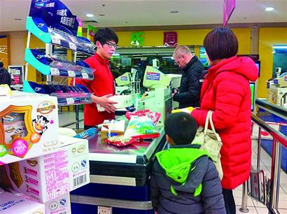 樂(lè)購(gòu)員工稱(chēng)內(nèi)部盜竊罰款達(dá)百倍 負(fù)責(zé)人稱(chēng)記不清