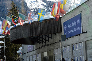 達(dá)沃斯場外國旗