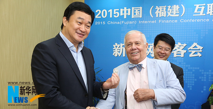 羅杰斯參加思客會，與新華網董事長、總裁田舒斌親切交談。