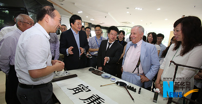 羅杰斯參觀新華網福建分公司。
