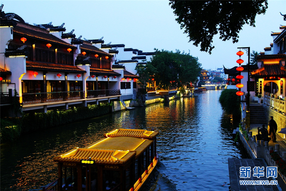 夜色秦淮河，璀璨醉人心