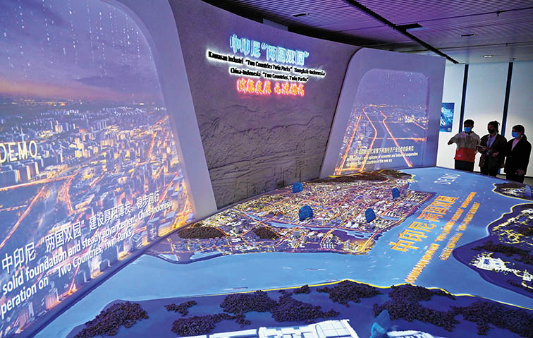 图为福州元洪投资区元洪食品数字经济产业中心的中印尼“两国双园”沙盘和项目介绍 林善传摄/本刊 