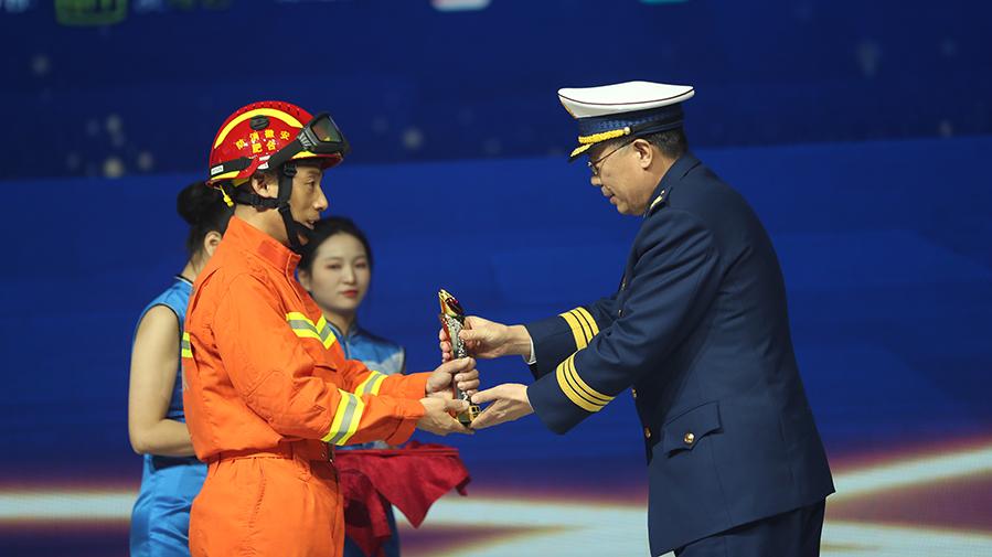 羅永強(qiáng)為&ldquo;逆火英雄&rdquo;陳三喜頒獎(jiǎng)