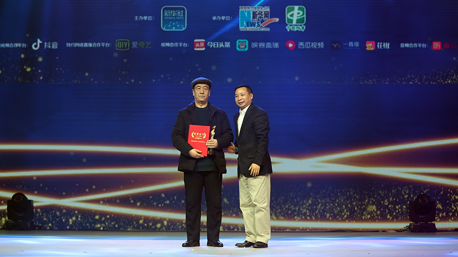 廖文勝為&ldquo;粉筆畫(huà)老師&rdquo;張舉文頒獎(jiǎng)