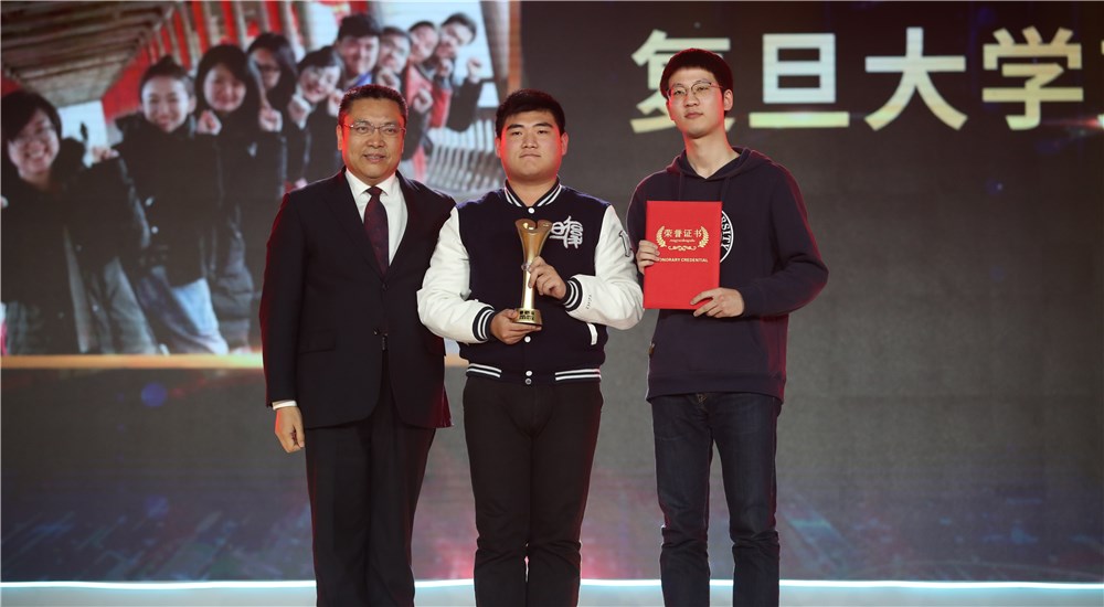 頒獎(jiǎng)嘉賓為第十位年度感動(dòng)人物、復(fù)旦大學(xué)支教團(tuán)頒獎(jiǎng)