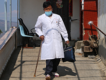 &ldquo;戴假肢出診的山間醫(yī)生&rdquo;方富光