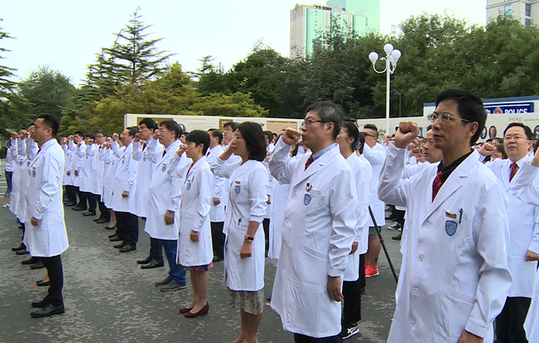 致敬偉大改革｜對話40年，講述身邊的健康故事（第二十集）&mdash;&mdash;設(shè)立醫(yī)師節(jié)，醫(yī)務(wù)人員有了自己的節(jié)日