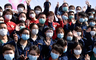 稟父老：樓蘭破，人平安，白衣戰(zhàn)士把家還！