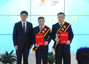 劉正榮為獲獎(jiǎng)?wù)咭踪t孝、張海威頒獎(jiǎng)