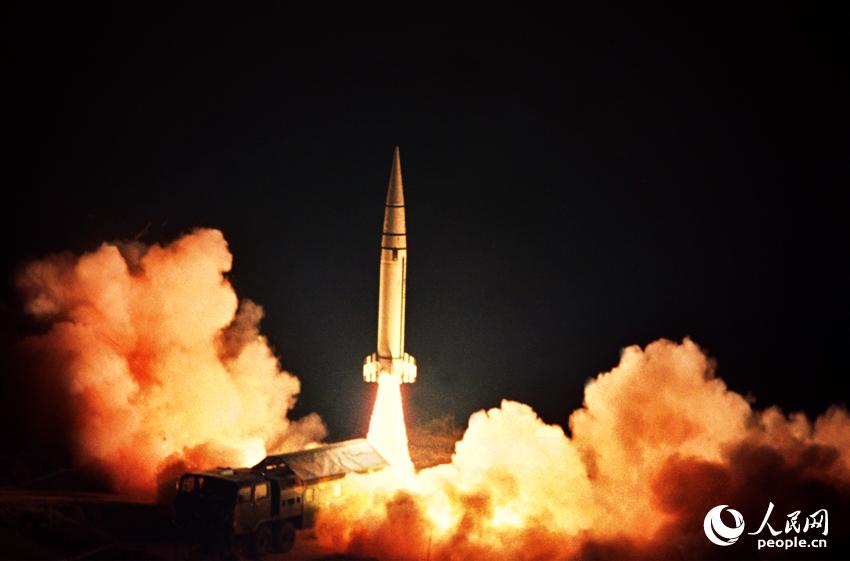 戈壁驚雷。馮根鎖攝