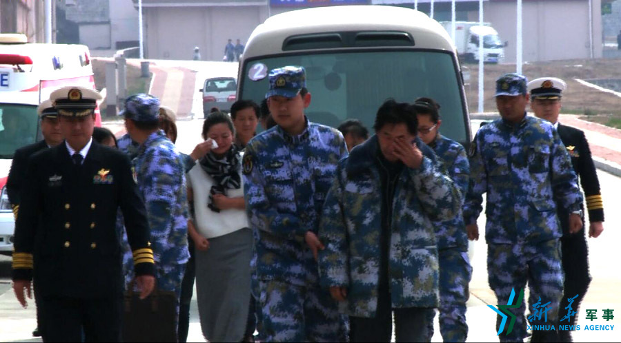 &uarr;張超的父親（右四）及家屬揮淚送別張超。