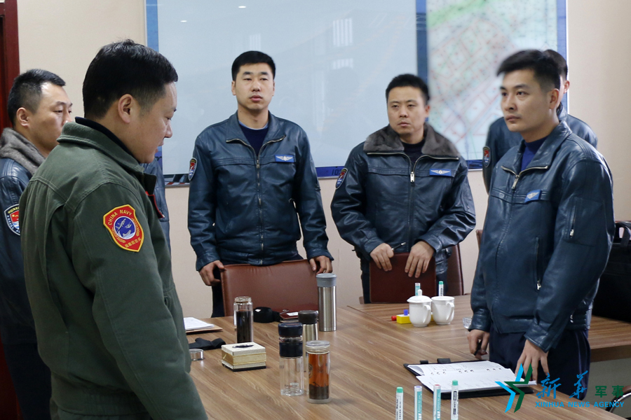 資料圖片：張超參加飛行后講評(píng)。