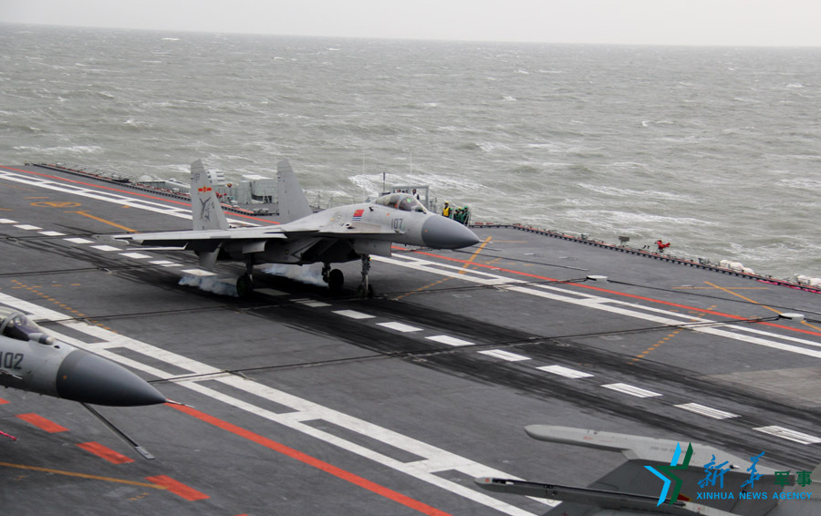 &uarr;資料圖片：艦載戰(zhàn)斗機(jī)下落著艦瞬間。