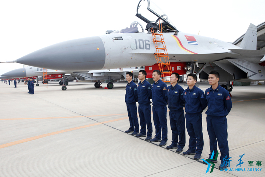 &uarr;機(jī)務(wù)官兵為戰(zhàn)鷹保駕護(hù)航。