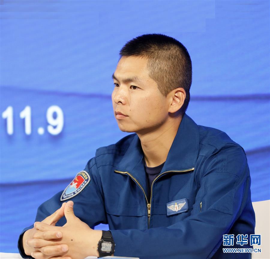（圖文互動(dòng)）（1）中國空軍新型戰(zhàn)機(jī)飛行員&ldquo;論劍&rdquo;珠海航展