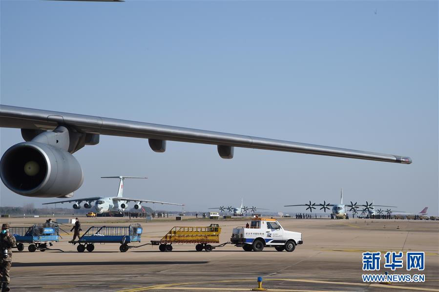 （聚焦疫情防控&middot;圖文互動(dòng)）（4）空軍第四次向武漢大規(guī)?？者\(yùn)醫(yī)療隊(duì)員和物資
