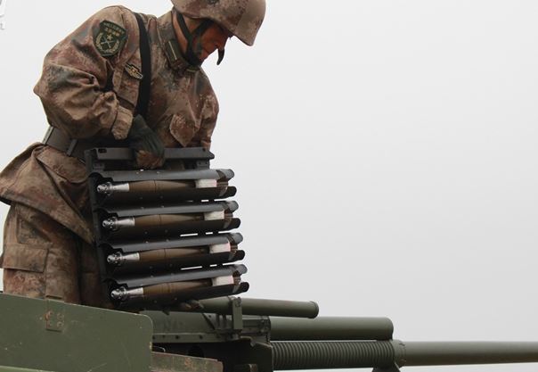 見過(guò)給火炮壓彈夾嗎？