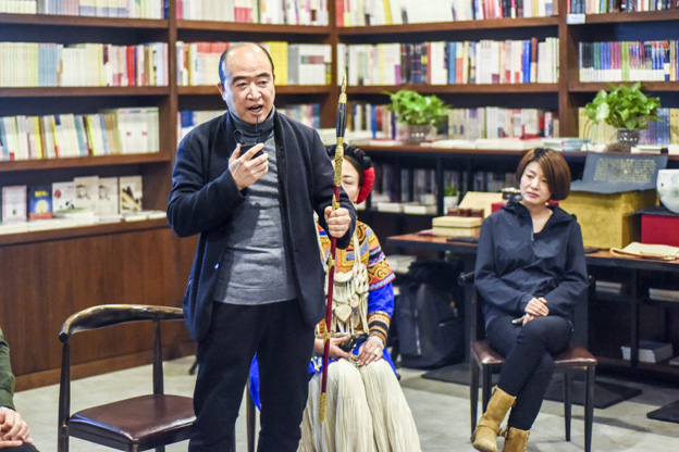 劉文濤：通過對每件兵器的復(fù)制，我們了解兵器造型與兵器制作的手藝，實現(xiàn)與古人的對話。