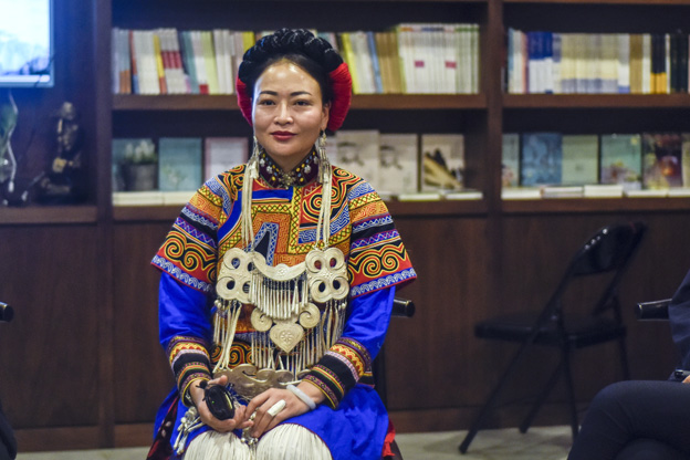 阿牛阿呷：對彝族姑娘來說，胎教就是彝族的刺繡文化，但是當我們走出來，我們覺得我們對其他支系的服飾知識了解太少了，需要學(xué)習(xí)的很多，所以開辦了這個專業(yè)。