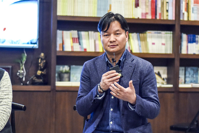 丁大為：烏銅走銀有三百年的歷史了，是云南地區(qū)獨(dú)有的技藝。這門技藝入門大概需要3年，學(xué)成需要20年。用語言去表達(dá)它其實(shí)是很難的。