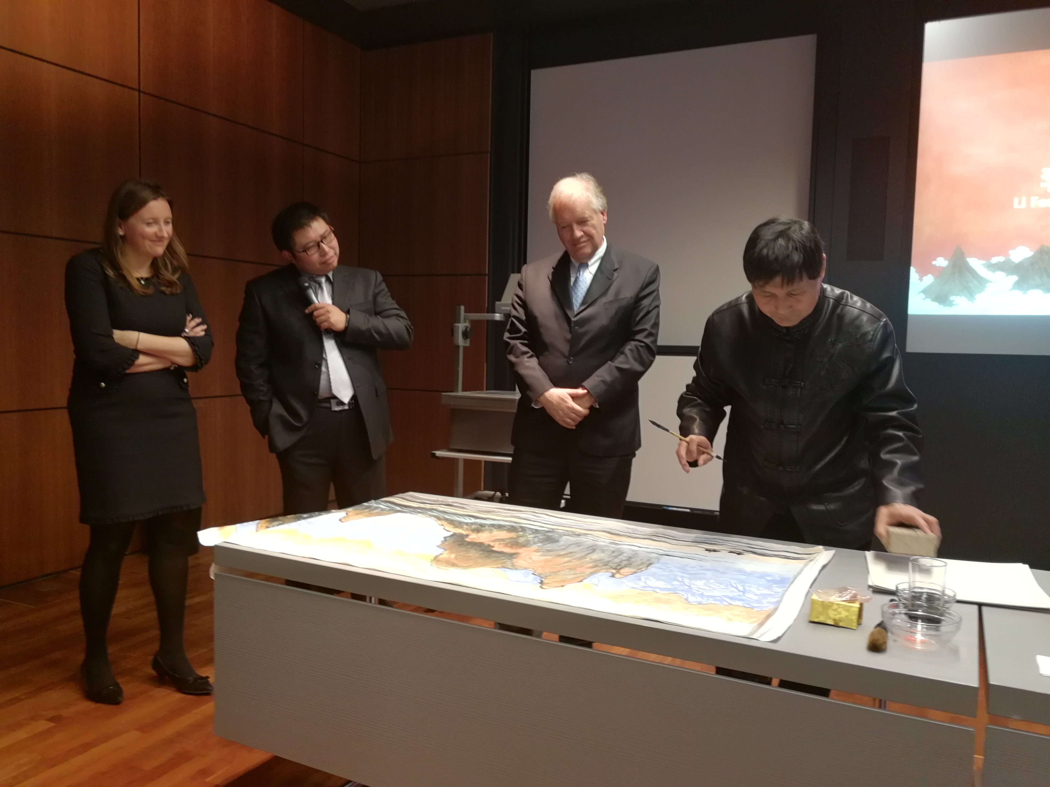 作為一個(gè)藝術(shù)家，我也要為這個(gè)國家和社會(huì)做一點(diǎn)自己的貢獻(xiàn)。在這次跨國文化交流活動(dòng)中，作為唯一的隨團(tuán)畫家，我創(chuàng)作出了多幅以&ldquo;一帶一路&rdquo;為主題的中國畫。