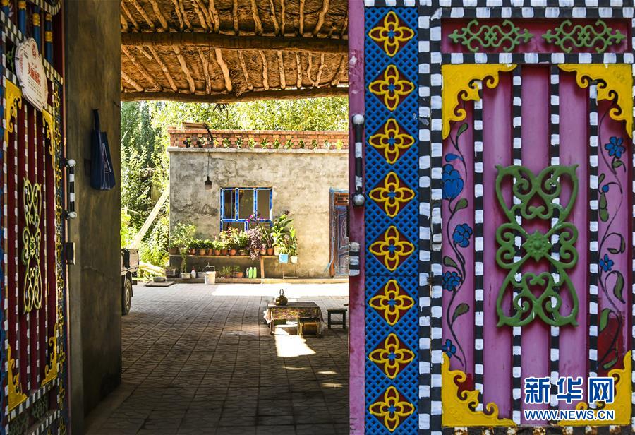 （社會(huì)）（5）新疆鄯善：美麗的&ldquo;彩門村&rdquo;