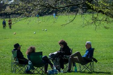 英國英格蘭地區(qū)開始逐步放寬&ldquo;禁足&rdquo;措施