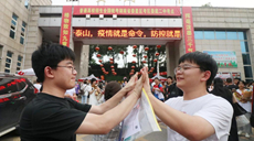 新華全媒+丨湖南婁底：四胞胎&ldquo;國(guó)泰民強(qiáng)&rdquo;完成高考