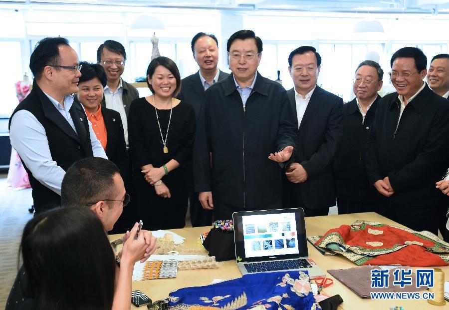 5月8日至11日，中共中央政治局常委、全國人大常委會(huì)委員長(zhǎng)張德江在浙江調(diào)研。這是5月9日，張德江來到位于嘉興市的雅瑩服裝有限公司，了解公司的服裝設(shè)計(jì)、生產(chǎn)和銷售情況。新華社記者 馬占成 攝 