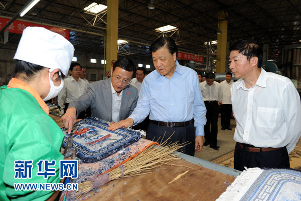 這是7月18日，劉云山在青海藏羊地毯集團有限公司調研。新華社記者 饒愛民 攝