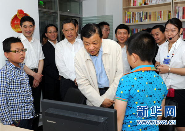 7月17日至19日，中共中央政治局常委、中央書記處書記劉云山在青海調研。這是7月18日，劉云山在西寧市南山西社區(qū)調研。 新華社記者饒愛民 攝