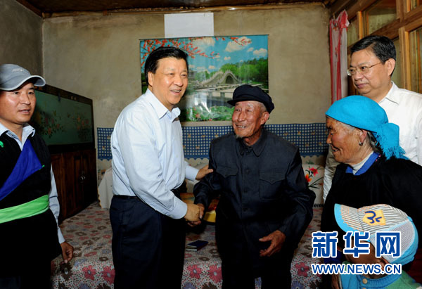 7月17日至19日，中共中央政治局常委、中央書記處書記劉云山在青海調研。這是7月17日，劉云山在海東市互助土族自治縣東山鄉(xiāng)白牙合村看望老黨員。新華社記者 饒愛民 攝