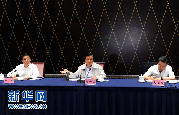 部分省區(qū)市教育實(shí)踐活動(dòng)工作座談會(huì)近日先后在西寧、上海召開，中共中央政治局常委、中央黨的群眾路線教育實(shí)踐活動(dòng)領(lǐng)導(dǎo)小組組長(zhǎng)劉云山出席并講話。這是7月23日，劉云山出席上海座談會(huì)并講話。新華社記者 饒愛民 攝 