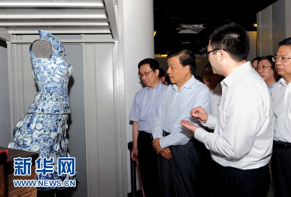 這是7月22日，劉云山在上海國(guó)家對(duì)外文化貿(mào)易基地調(diào)研。新華社記者 饒愛民 攝 