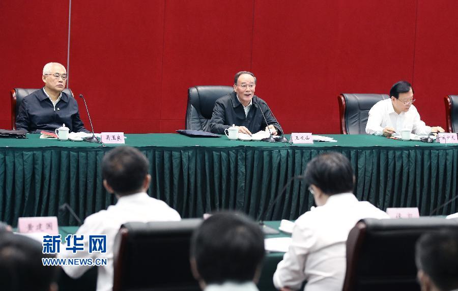 5月8日至10日，中共中央政治局常委、中央紀(jì)委書記王岐山到浙江省調(diào)研，并主持召開部分省區(qū)市紀(jì)委書記座談會(huì)。這是5月9日，王岐山在嘉興主持召開部分省區(qū)市紀(jì)委書記座談會(huì)。新華社記者 姚大偉 攝 