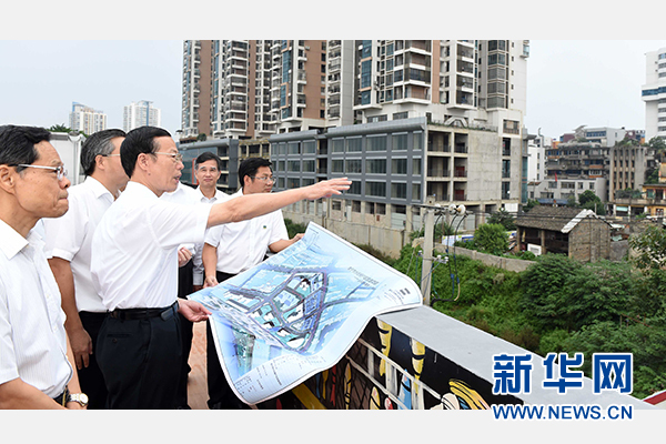 9月16日至18日，中共中央政治局常委、國(guó)務(wù)院副總理張高麗在廣西調(diào)研。這是9月16日，張高麗實(shí)地考察南寧水街棚戶區(qū)改造項(xiàng)目現(xiàn)場(chǎng)。 新華社記者張鐸攝 
