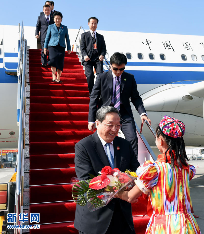 9月25日，以中共中央政治局常委、全國政協(xié)主席俞正聲為團長的中央代表團飛抵烏魯木齊，出席新疆維吾爾自治區(qū)成立60周年慶?；顒?。新華社記者 饒愛民 攝