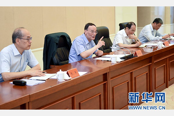 9月24日至26日，中共中央政治局常委、中央紀(jì)委書記王岐山在福建調(diào)研。這是9月25日，王岐山在上杭縣古田鎮(zhèn)主持召開座談會，聽取黨員和群眾代表對修訂廉政準(zhǔn)則和黨紀(jì)處分條例的意見建議。新華社記者張鐸攝