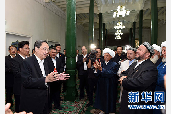 9月26日，中共中央政治局常委、全國政協(xié)主席、中央代表團團長俞正聲率中央代表團部分成員赴喀什看望各族干部群眾。這是俞正聲等來到喀什市艾提尕爾清真寺，與喀什地區(qū)宗教人士代表交流。新華社記者 饒愛民 攝  