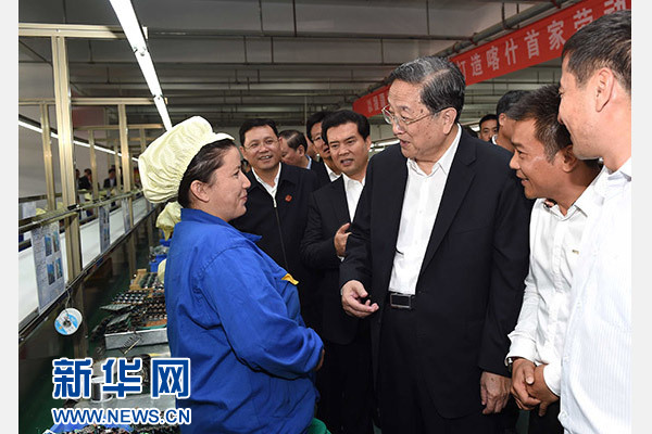 這是俞正聲等在喀什經(jīng)濟開發(fā)區(qū)深圳產(chǎn)業(yè)園視察電子產(chǎn)品生產(chǎn)線，并與現(xiàn)場工人親切交流。新華社記者 饒愛民 攝