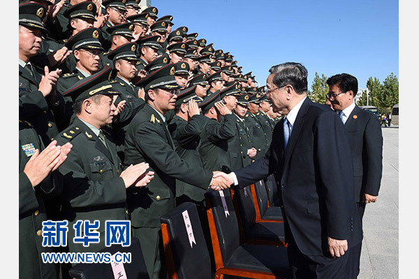 這是俞正聲等赴南疆軍區(qū)慰問，會見官兵代表。新華社記者 饒愛民 攝