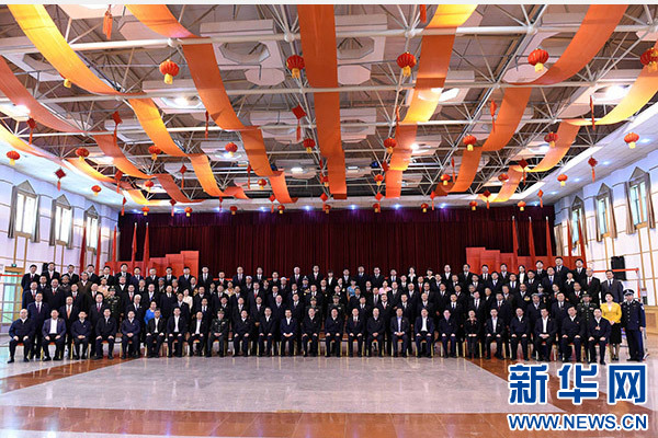 這是俞正聲同喀什地區(qū)有關(guān)負(fù)責(zé)同志、各界人士代表、援疆干部代表合影留念。新華社記者 饒愛民 攝