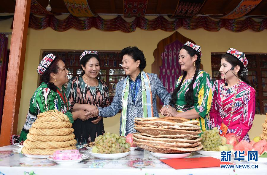 　9月26日，中共中央政治局委員、國務(wù)院副總理、中央代表團副團長劉延?xùn)|率中央代表團分團到和田地區(qū)看望慰問各族干部群眾。這是劉延?xùn)|在和田市吉亞鄉(xiāng)喀勒塔吐格曼村與維吾爾族群眾在一起。新華社記者張領(lǐng)攝