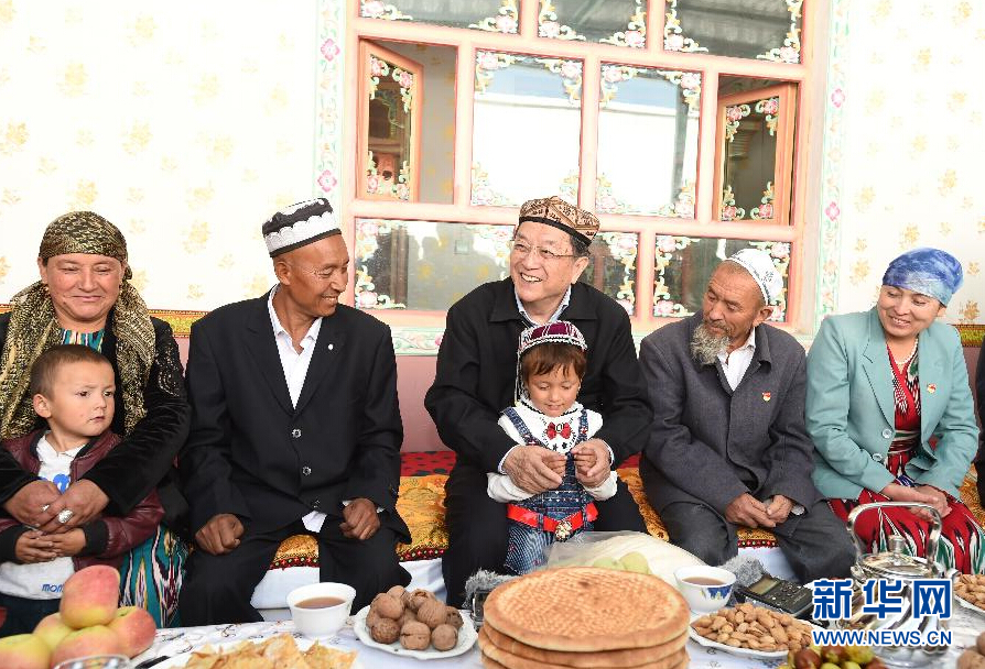 9月27日，中共中央政治局常委、全國政協(xié)主席、中央代表團團長俞正聲率中央代表團部分成員赴喀什地區(qū)莎車縣看望各族干部群眾。這是俞正聲在莎車縣艾力西湖鎮(zhèn)21村看望維吾爾族村民阿布來提&middot;阿不力孜一家。新華社記者 高潔 攝