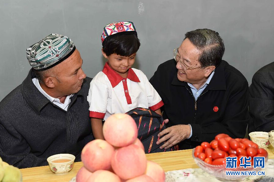 9月27日，中共中央政治局常委、全國政協(xié)主席、中央代表團團長俞正聲率中央代表團部分成員赴喀什地區(qū)莎車縣看望各族干部群眾。這是俞正聲到新疆生產(chǎn)建設(shè)兵團第三師莎車農(nóng)場維吾爾族團場職工家中看望，并向小朋友贈送學(xué)習(xí)用品。新華社記者 饒愛民 攝