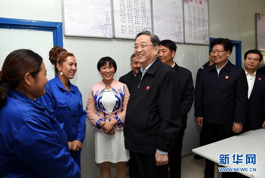9月27日，中共中央政治局常委、全國政協(xié)主席、中央代表團團長俞正聲率中央代表團部分成員來到新疆英吉沙縣喀什中興手套有限公司考察。新華社記者 饒愛民 攝 