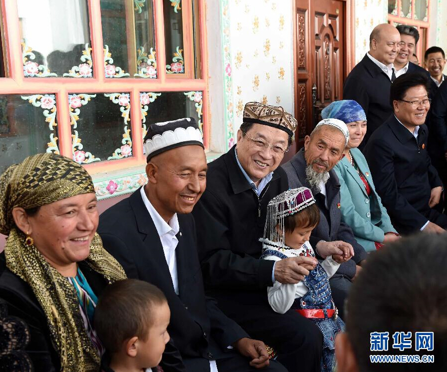9月27日，中共中央政治局常委、全國政協(xié)主席、中央代表團團長俞正聲率中央代表團部分成員赴喀什地區(qū)莎車縣看望各族干部群眾。這是俞正聲在莎車縣艾力西湖鎮(zhèn)21村看望維吾爾族村民阿布來提&middot;阿不力孜一家。新華社記者 饒愛民 攝
