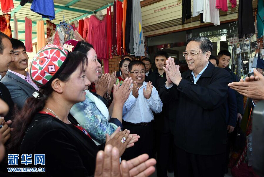 9月27日，中共中央政治局常委、全國政協(xié)主席、中央代表團團長俞正聲率中央代表團部分成員赴喀什地區(qū)莎車縣看望各族干部群眾。這是俞正聲在莎車縣艾力西湖鎮(zhèn)21村看望慰問維吾爾族群眾。新華社記者 饒愛民 攝